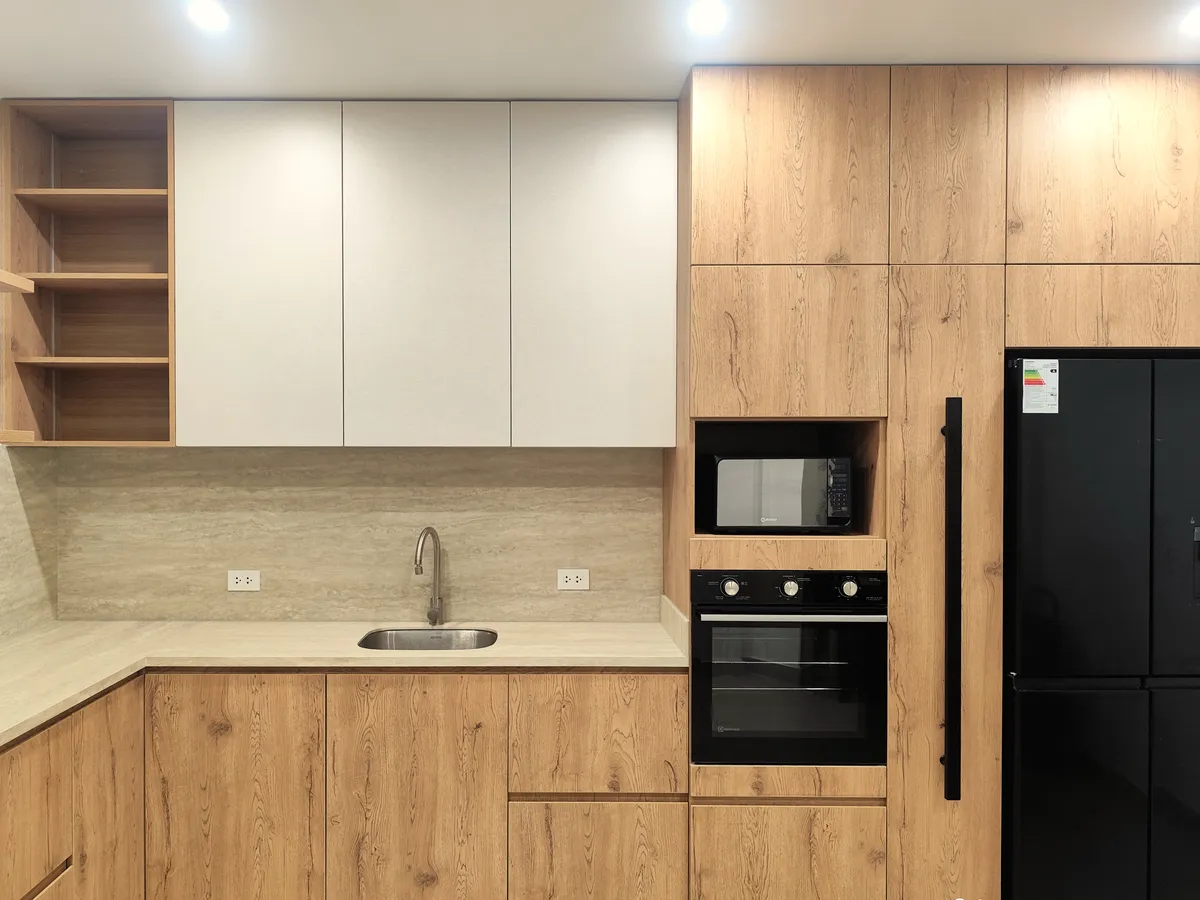 Vista general de la cocina Solórzano remodelada en Miraflores