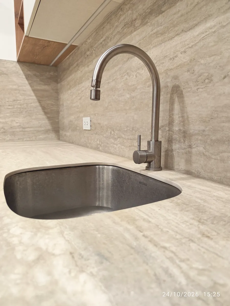 Instalación de porcelanato en cocina remodelada