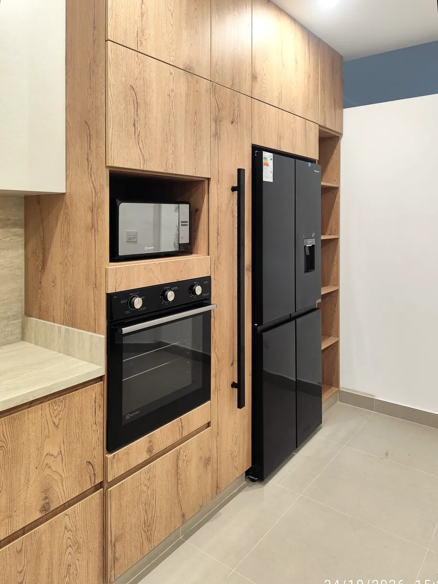 Puerta de vidrio serie 35 instalada en cocina